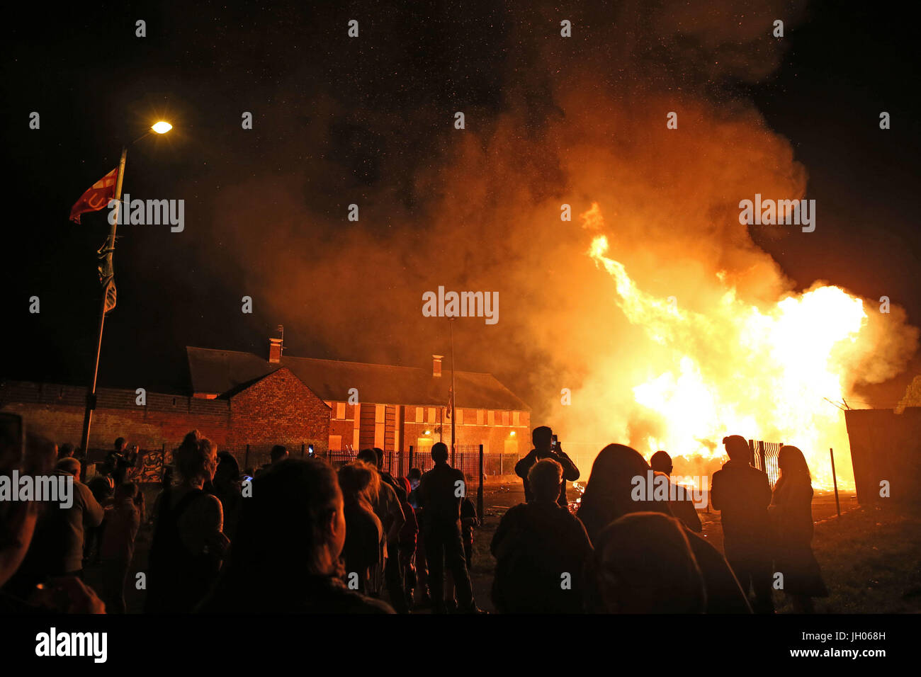 Ein Lagerfeuer bei Ravenscroft Avenue in Belfast wird vor dem Stichtag in der protestantischen loyal Bestellung marschierenden Saison - zwölften Juli beleuchtet. Stockfoto