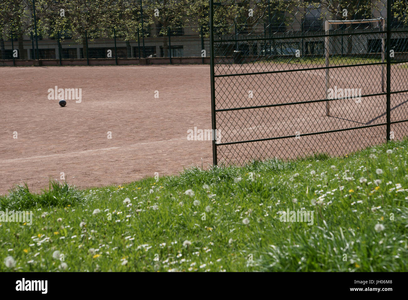 Feld, Ball, Parc des Glacières, US-Billancourt, Hauts-de-Seine (92), Île-de-France, Frankreich Stockfoto