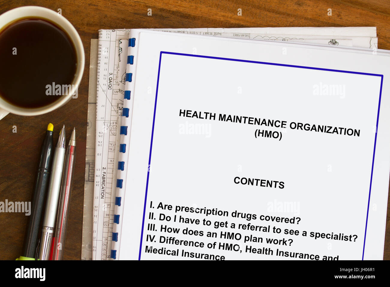 Health Maintenance Organization mit Kaffee und Dokumente. Stockfoto