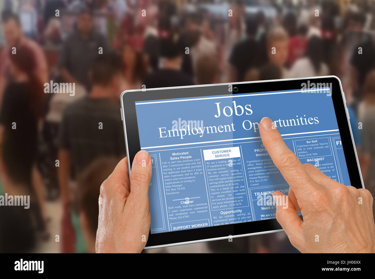 Online-Jobsuche Hände mit Computer Tablet lesen Stellenanzeigen vor Menschenmenge Stockfoto