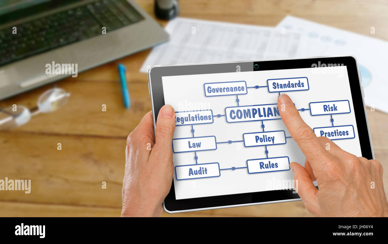 Tablet-Computer mit Händen mit Diagramm-App zu Research Compliance Online Stockfoto