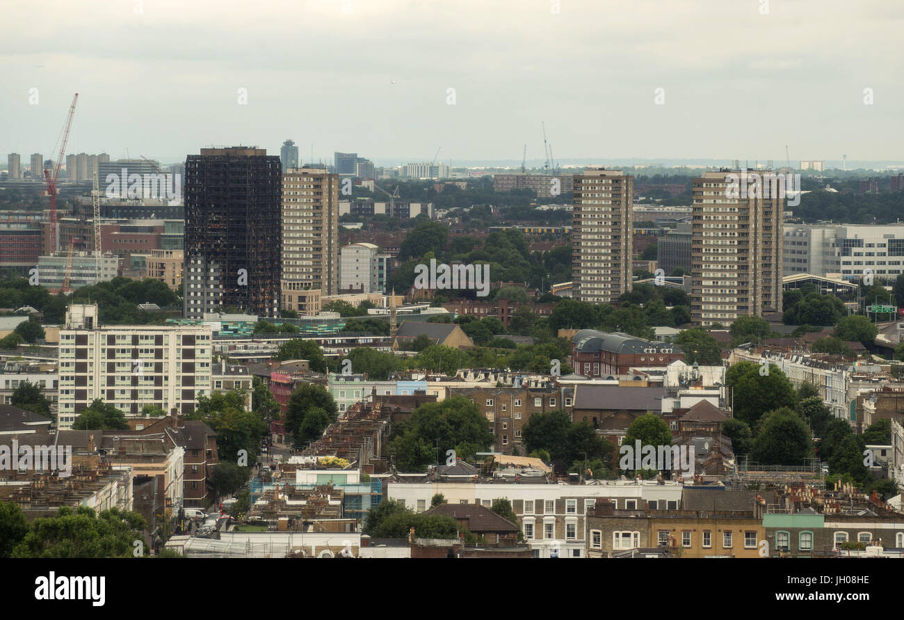 Gesamtansicht von Westen Londons Skyline, darunter Grenfell Turm. Überlebende der Tragödie Grenfell Turm kennzeichnen vier Wochen seit dem verheerenden Brand von Respekt zu den getöteten. Stockfoto