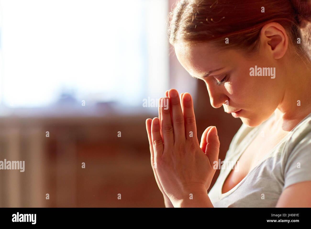 Nahaufnahme von Frau Meditation im Yogastudio Stockfoto
