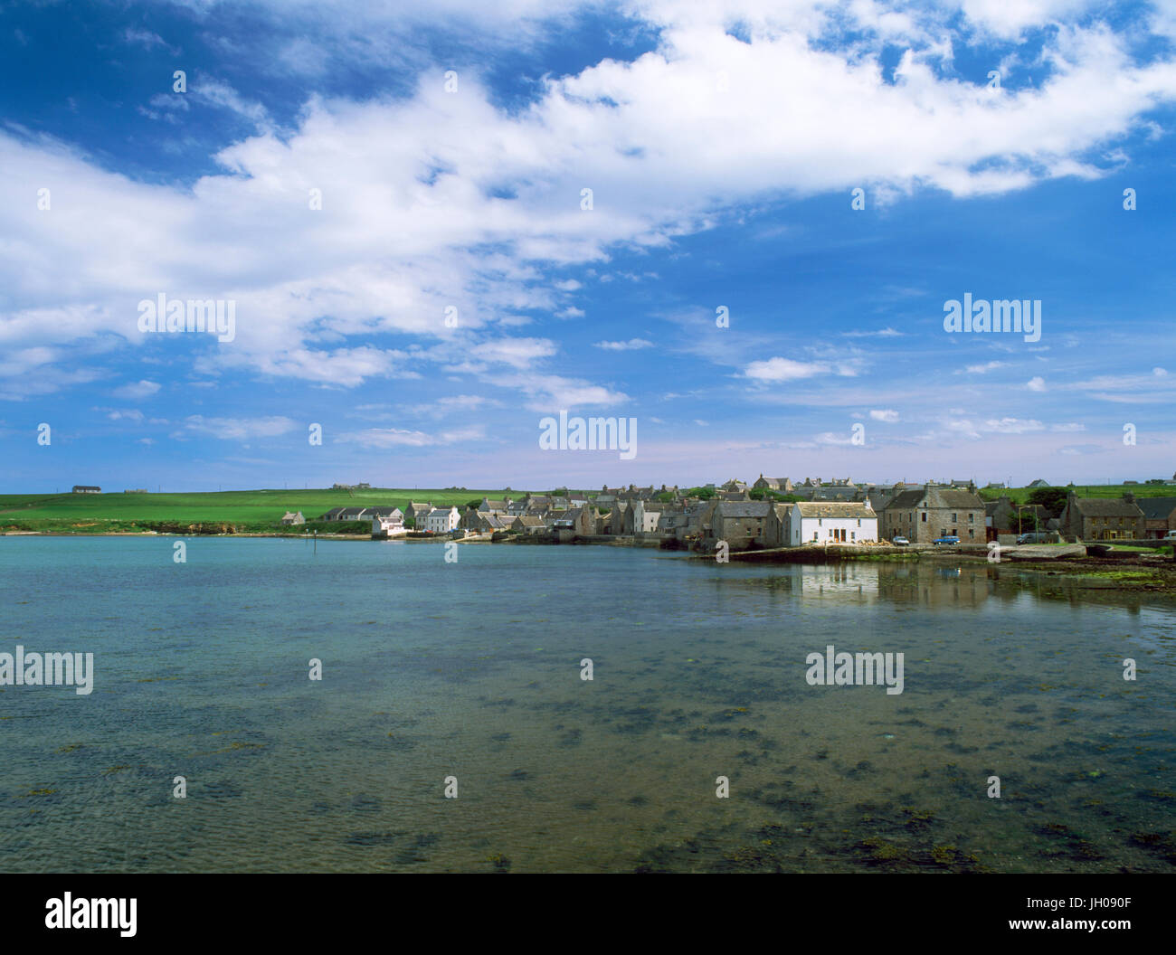 St Margarets Hope, Ronaldsvoe, South Ronaldsay, Orkney Inseln, Schottland, UK, Gesamtansicht der Stadt und den Hafen Pier Road. 3. größte Stadt in O Stockfoto