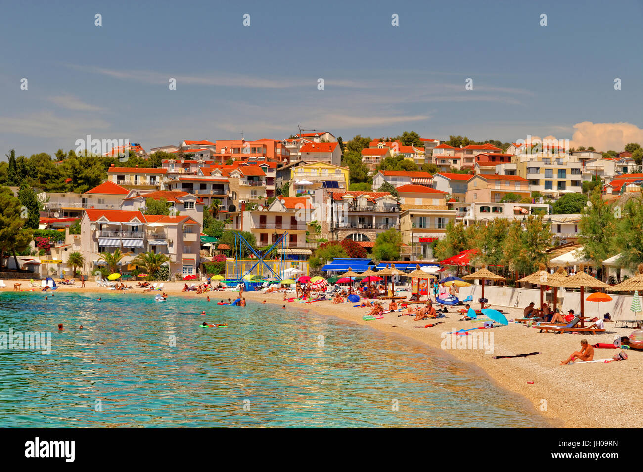 Der Strand von Primosten auf der Adria-Küste von Kroatien. Stockfoto
