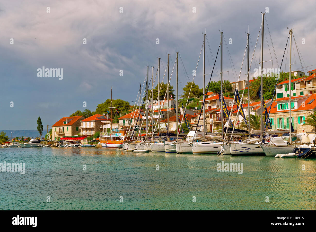 Yachten festgemacht in Stomorska Hafen auf der Insel Solta, Kroatien. Stockfoto