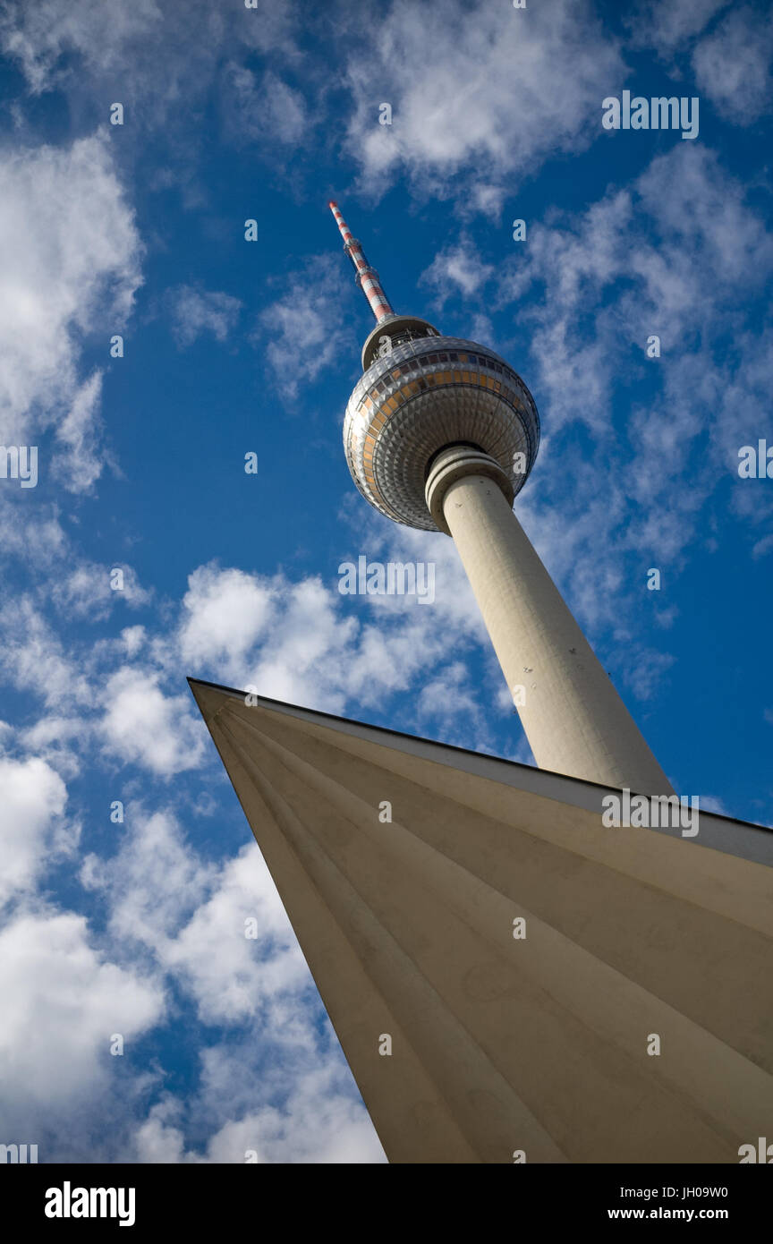 Der Fernsehturm auf dem Alexanderplatz in Berlin mit blauen Himmel und weiße Wolken im Hintergrund. Stockfoto