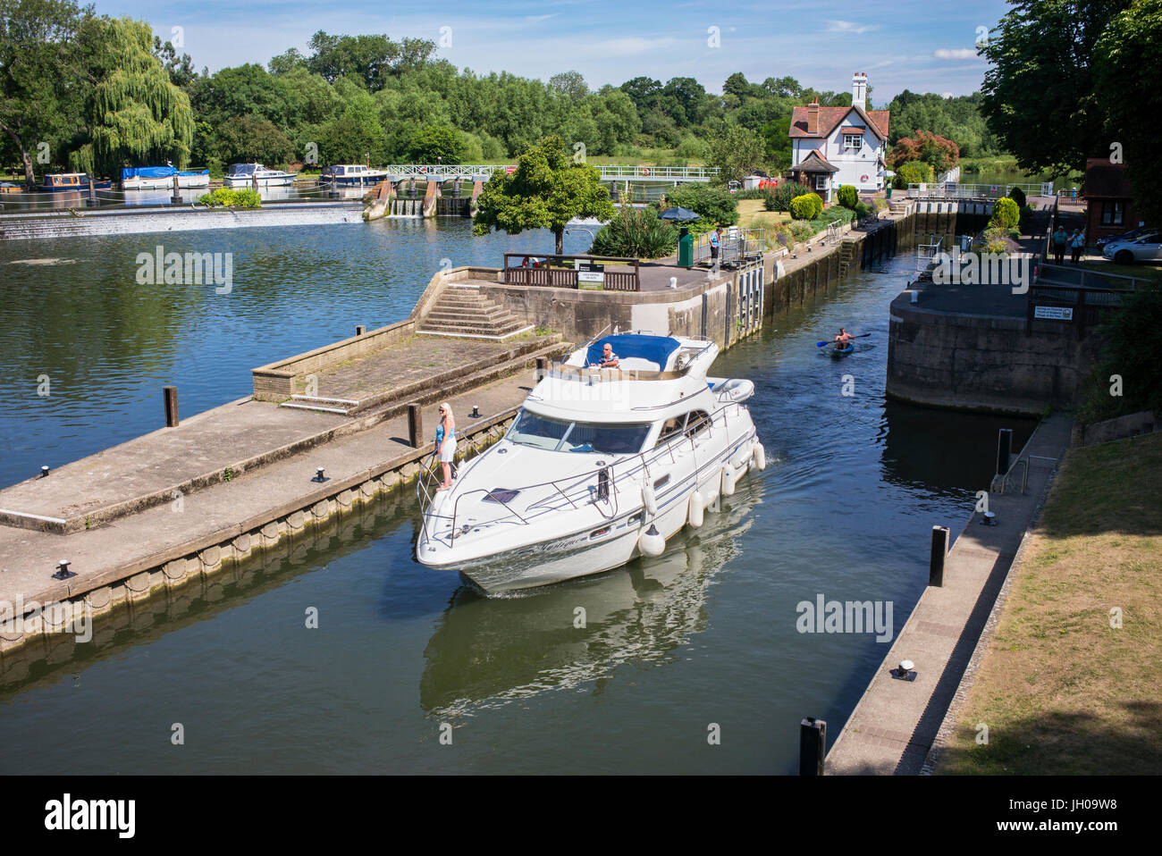 Motorboot durch Göring Lock, Goring-on-Thames, South Oxfordshire, England Stockfoto