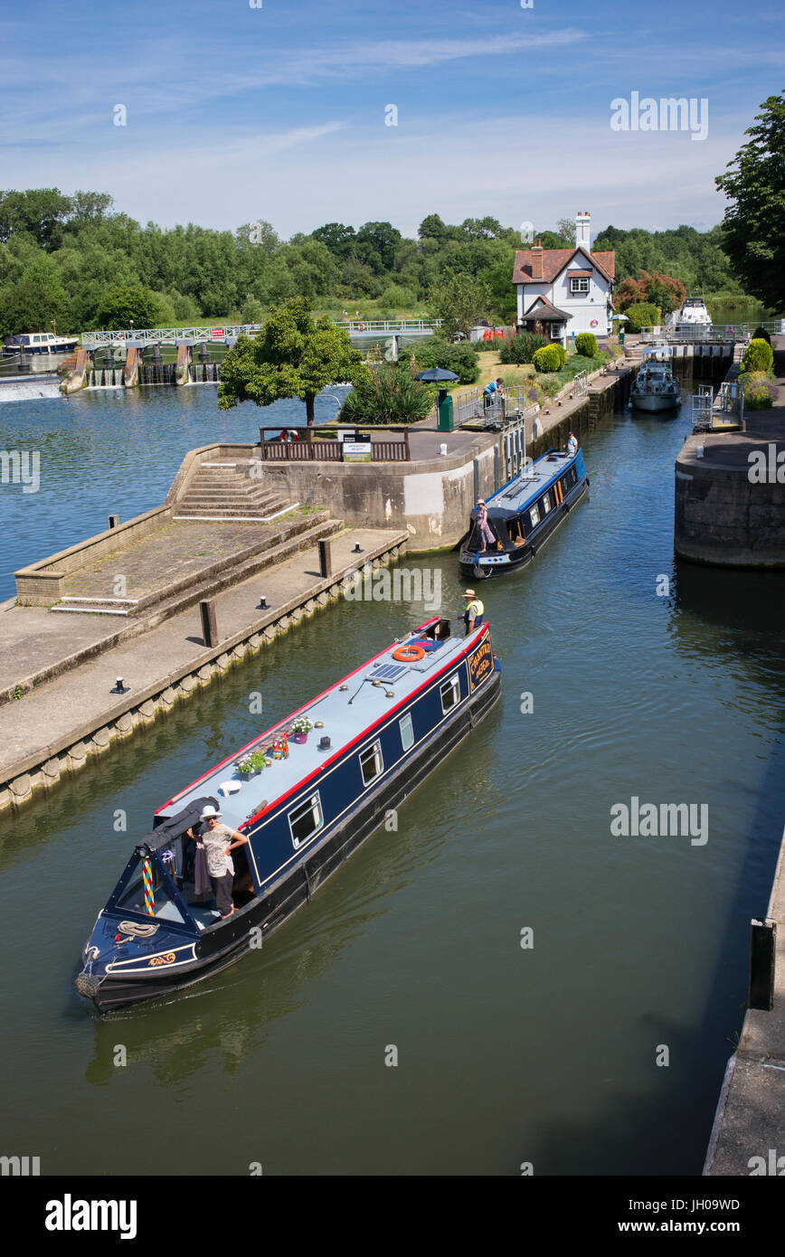 Narrowboats durch Göring Lock, Goring-on-Thames, South Oxfordshire, England Stockfoto