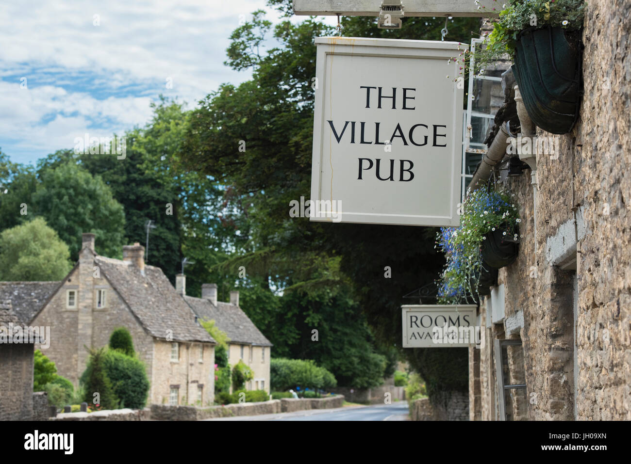 Das Village Pub Schild. Barnsley, Cotswolds, Gloucestershire, England Stockfoto