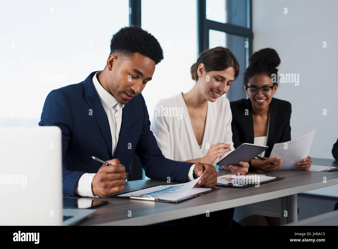 Team von Geschäftsleuten zusammenarbeiten im Amt. Konzept der Teamarbeit und Partnerschaft Stockfoto