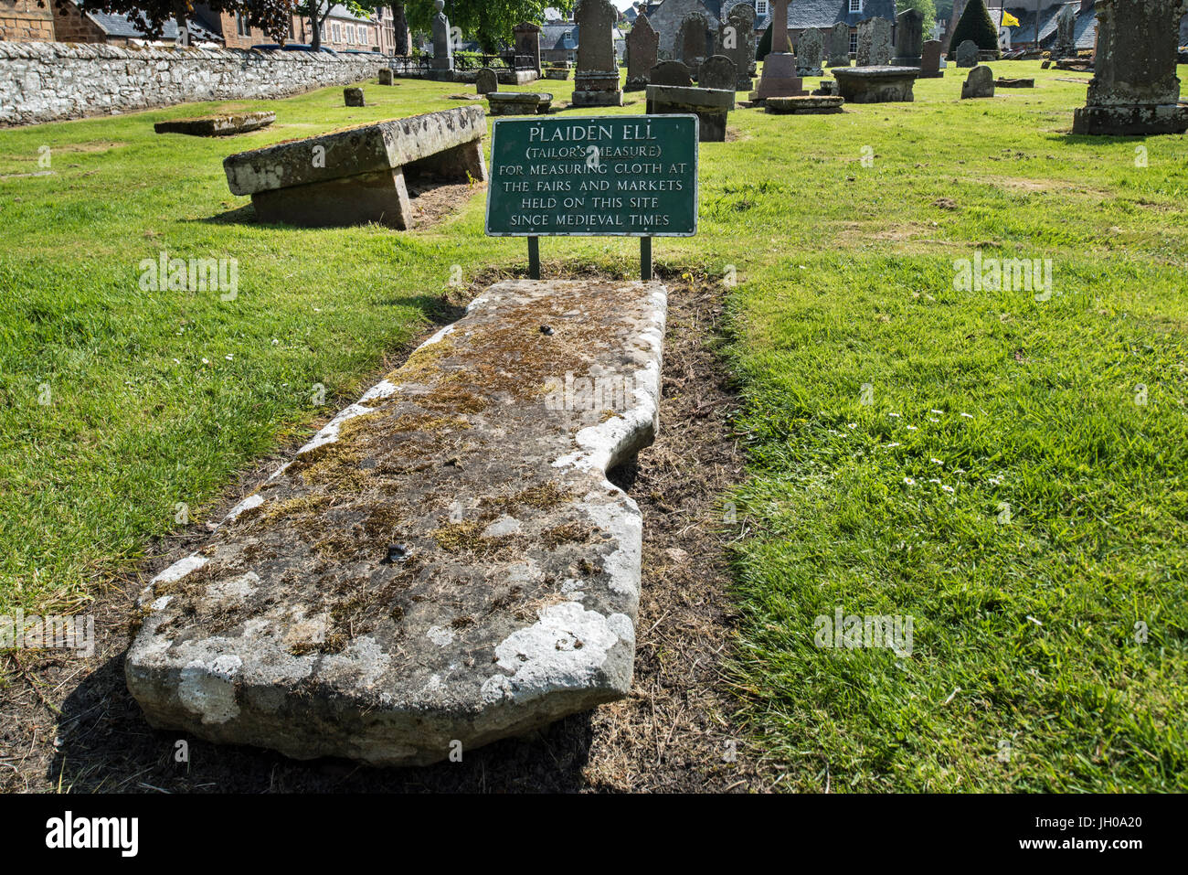 Plaiden Ell / Schneider Maß für die Länge verwendet für die Messung von Tuch auf dem Kirchhof von Dornoch Kathedrale, Sutherland, Schottisches Hochland, Schottland Stockfoto