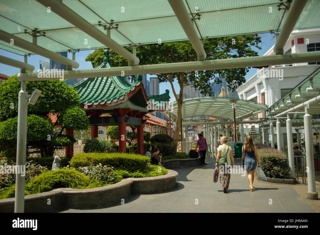 Fußgängerweg (Überführung) über besetzt neue Bridge Road, Chinatown, Singapur Stockfoto