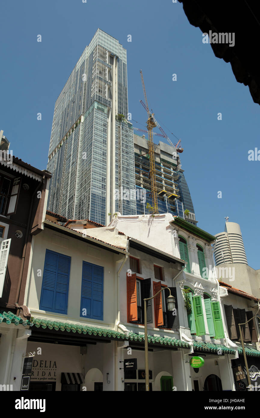 Stil Shophouse Altbauten auf Amoy Street, Chinatown, Singapur, mit neuen Hochhäuser im Bau im Hintergrund. Stockfoto