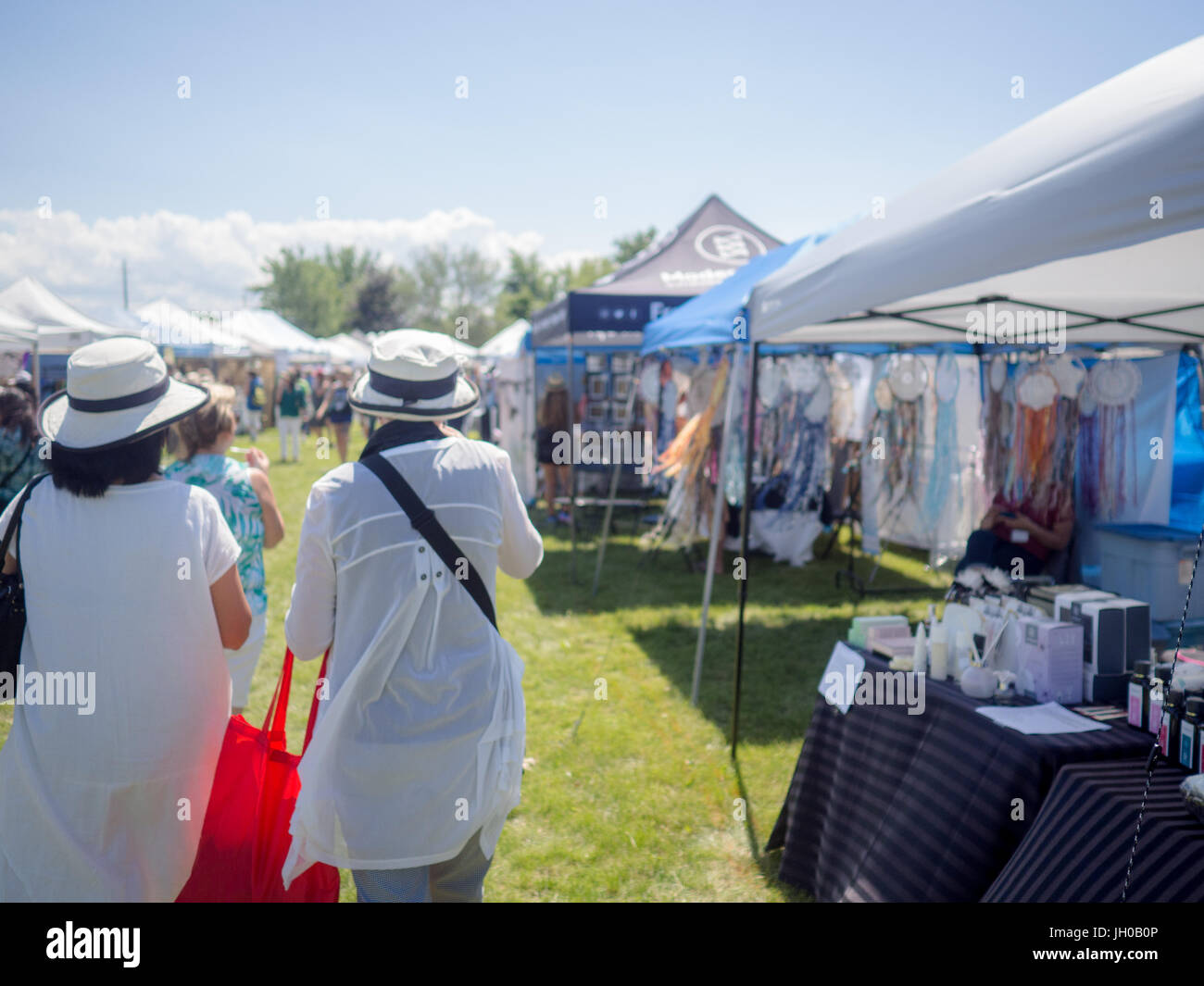 Zwei Damen in Weiß gekleidet mit weisse Hüte genießen Sommer Lavendel fest in der Niagara-on-the-Lake, Ontario, Kanada Region Stockfoto