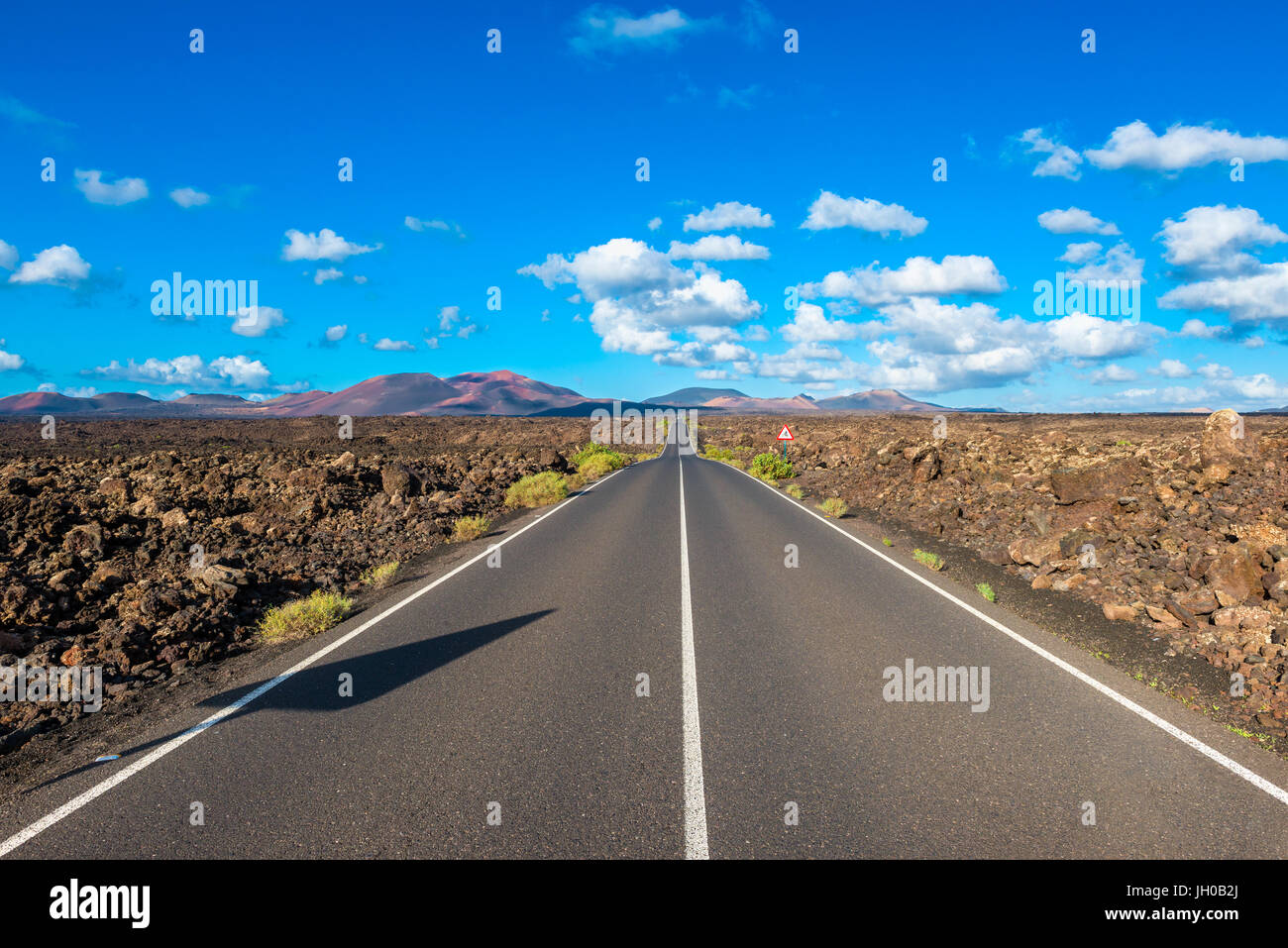 Straße in Richtung Nationalpark Timanfaya, Lanzarote, Kanarische Inseln, Spanien Stockfoto