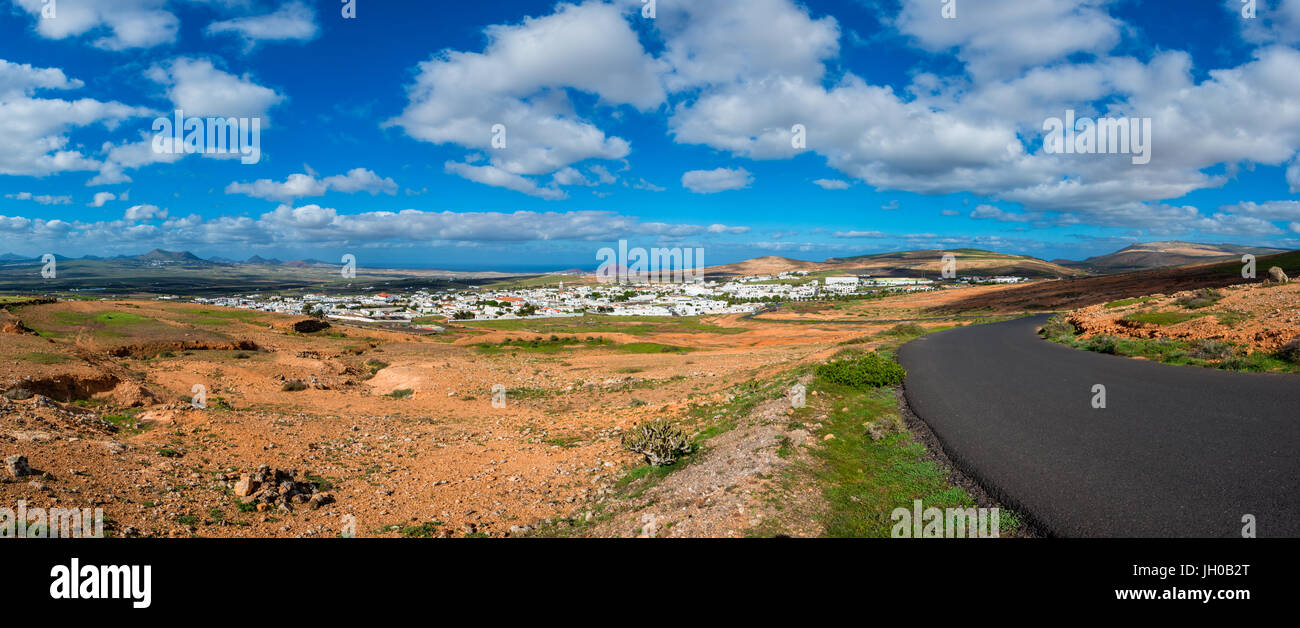 Panoramablick auf das Dorf Teguise, Lanzarote, Kanarische Inseln, Spanien Stockfoto