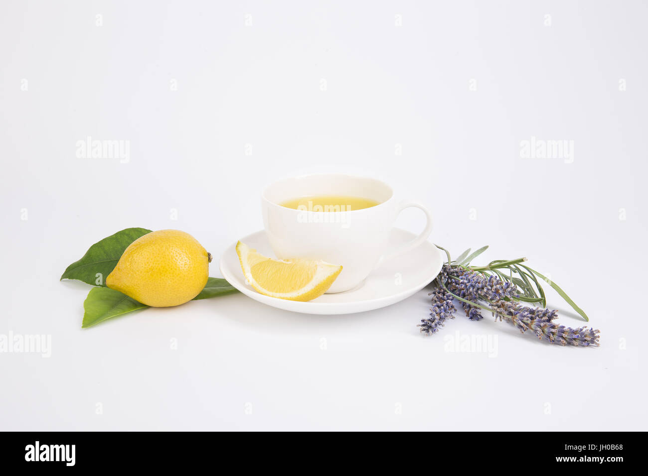 Frisch zubereitete Zitronentee mit aromatischen Lavendel in weißem Porzellan Teetasse. Stockfoto