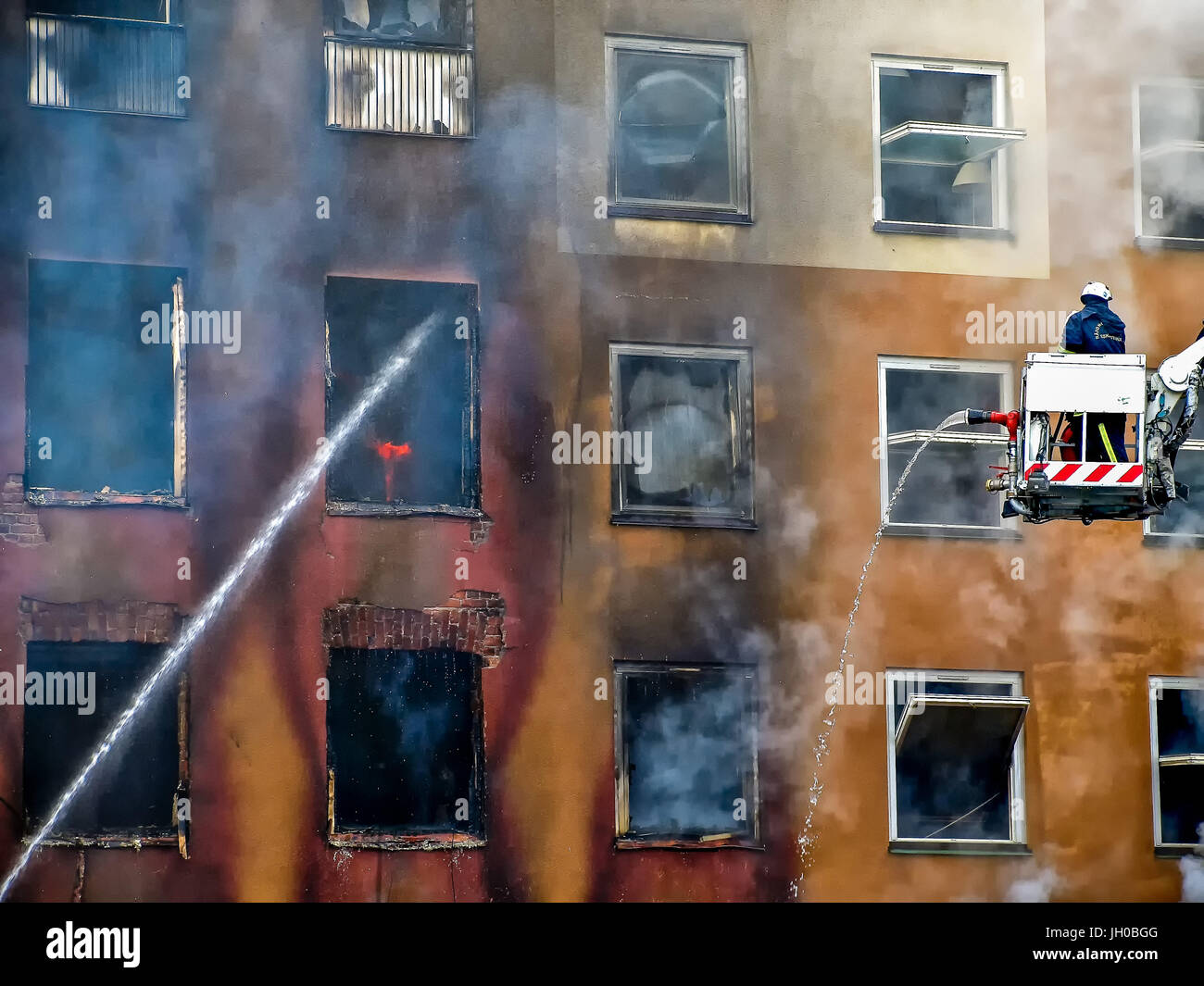 7 Stunden nach dem Alarm, es brennt immer noch Stockfoto