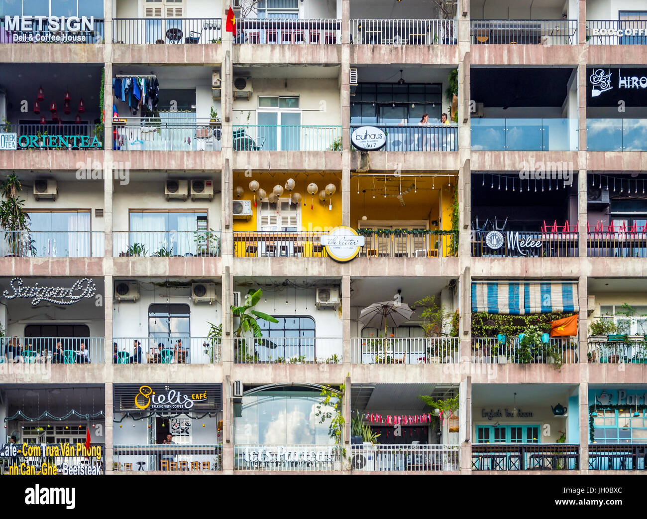 Saigon, Ho-Chi-Minh-Stadt, Vietnam, Januar 2017: [Mehrfamilienhaus mit vielen Wohnungen und Geschäften, Saigon vietnamesischen Stil in Leben Stockfoto