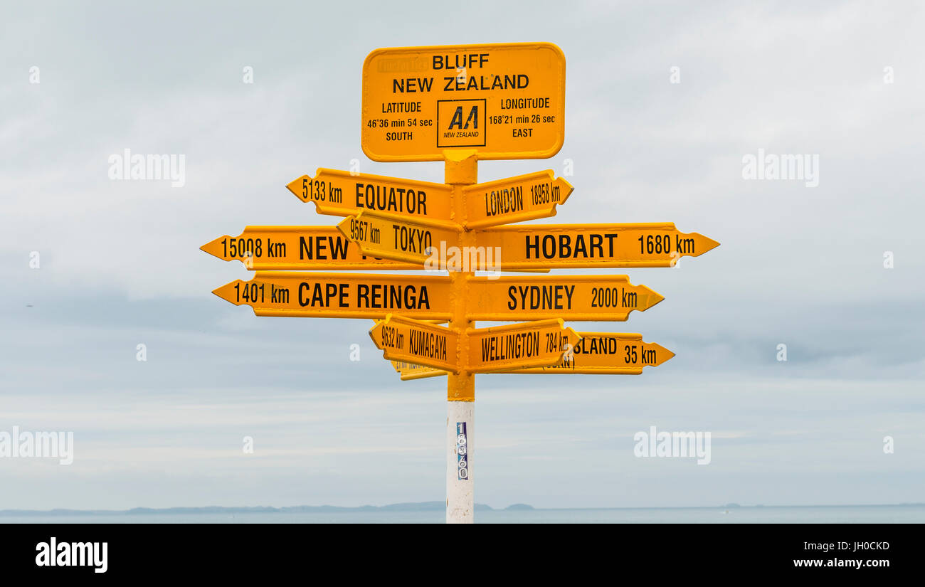 Gelbe Schilder, Wegweiser mit verschiedenen Destinationen, Städten und Entfernungen, Bluff, Südinsel, Neuseeland Stockfoto