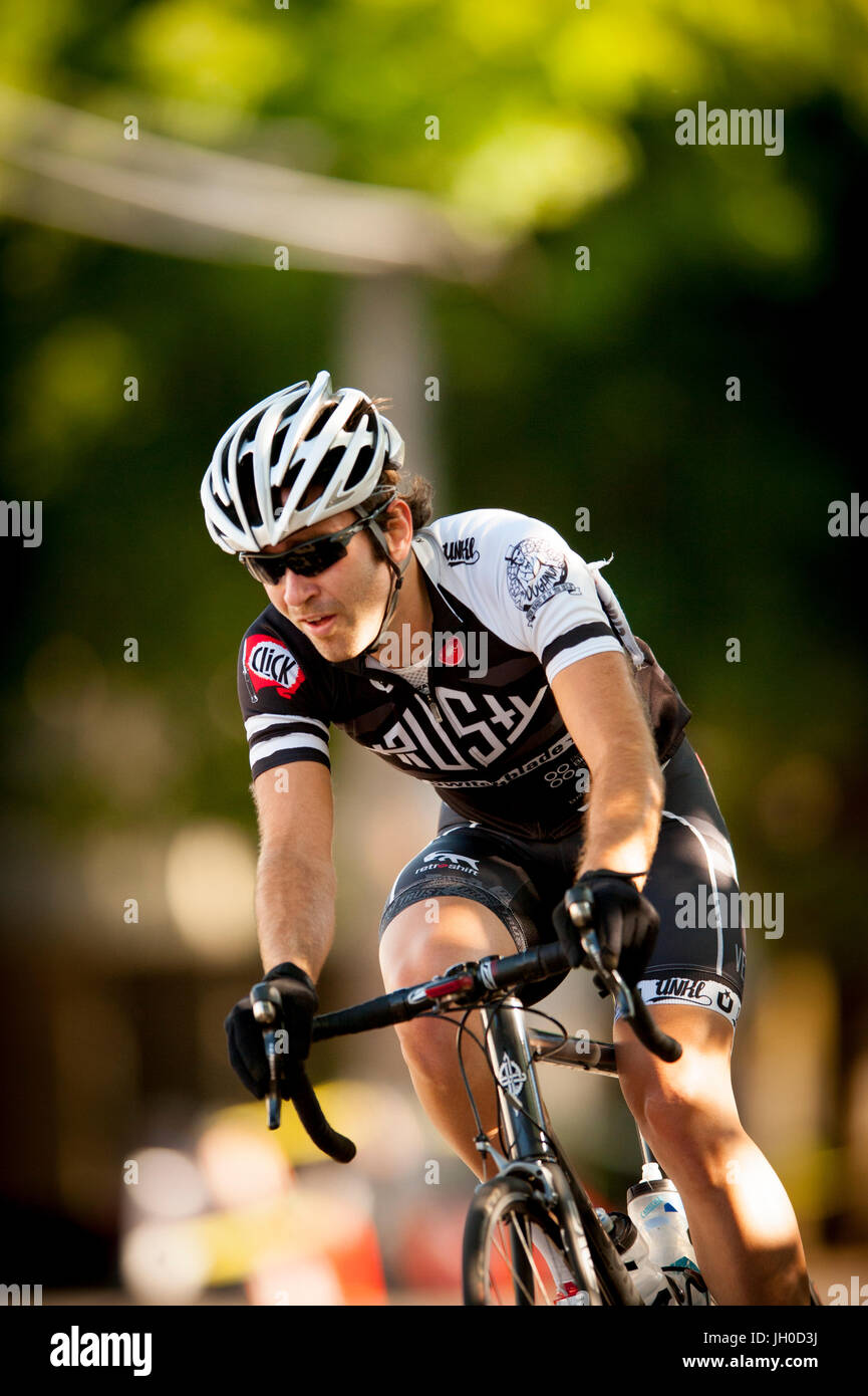 Ein sportlicher Junge männliche Radfahrer konkurriert in einem urbanen Straßenrennen. Stockfoto