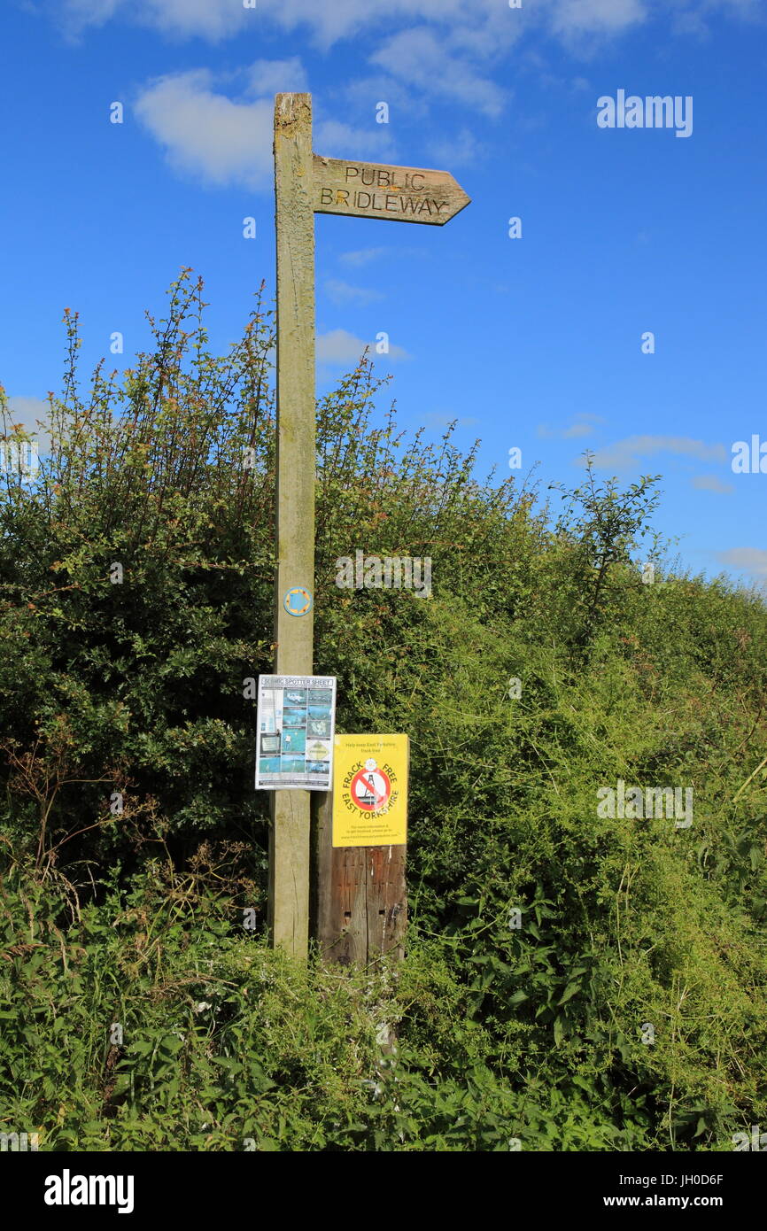 Anti-Fracking Schild Schilder auf einem Wanderweg an die Yorkshire Wolds in East Yorkshire. Stockfoto