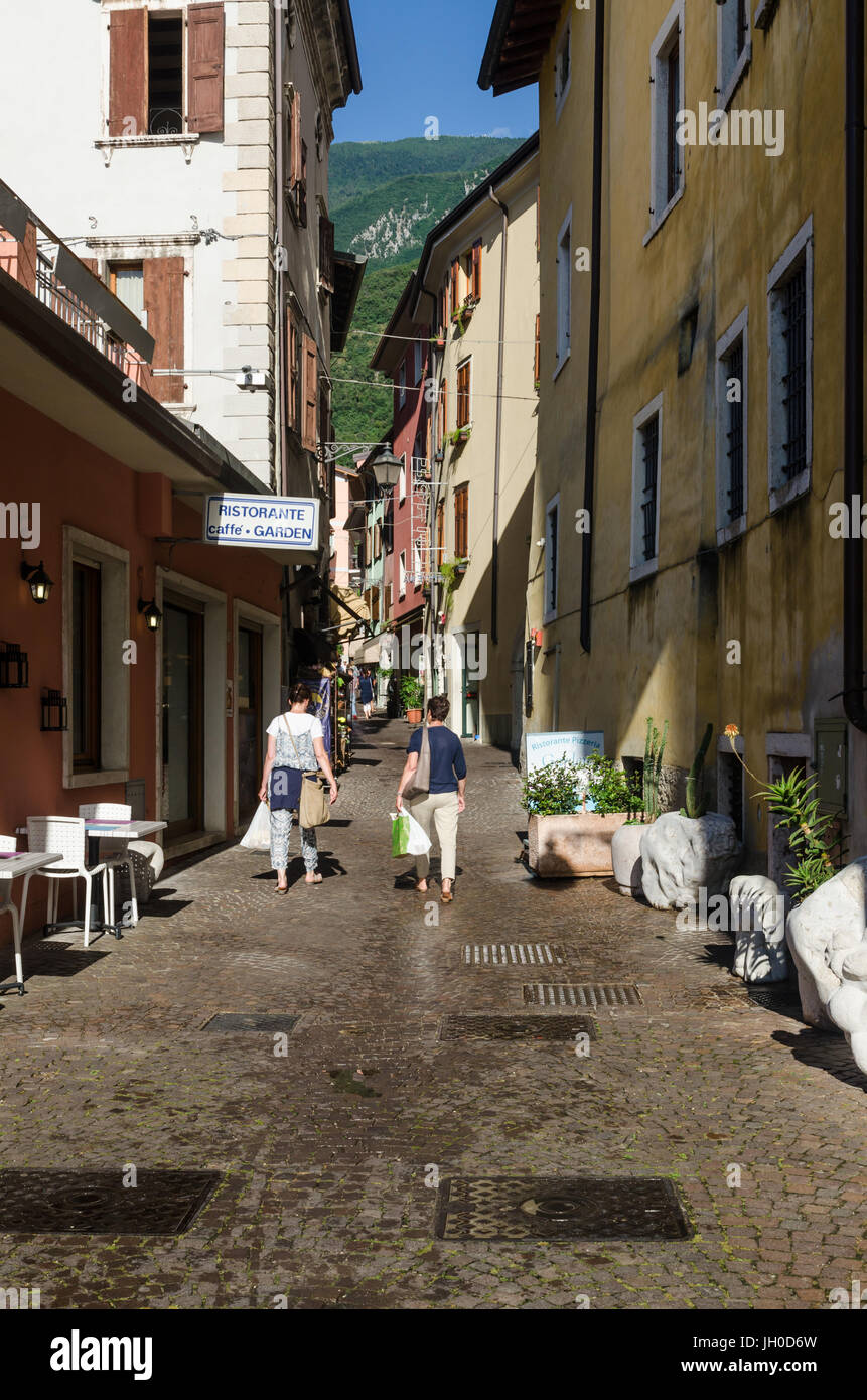 Gepflasterte Straße in die italienische Stadt Malcesine am Ufer des Gardasees, dem größten See in Italien Stockfoto