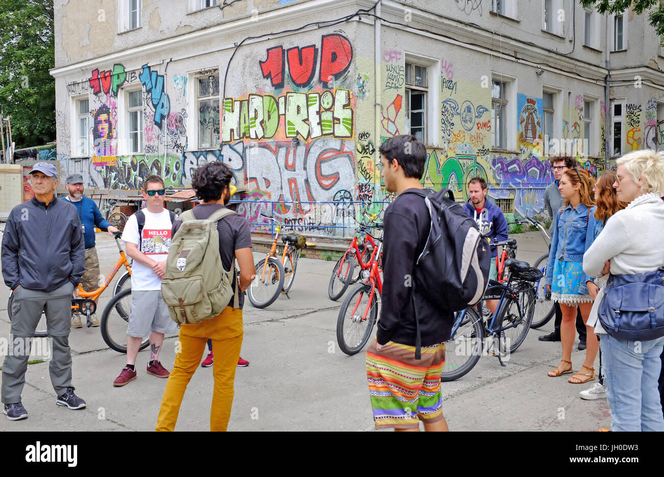Eine Bike-Tour-Gruppe in Berlin, Deutschland erfährt über Graffiti aus ihrer Fat Bike-Touren-Guide. Stockfoto