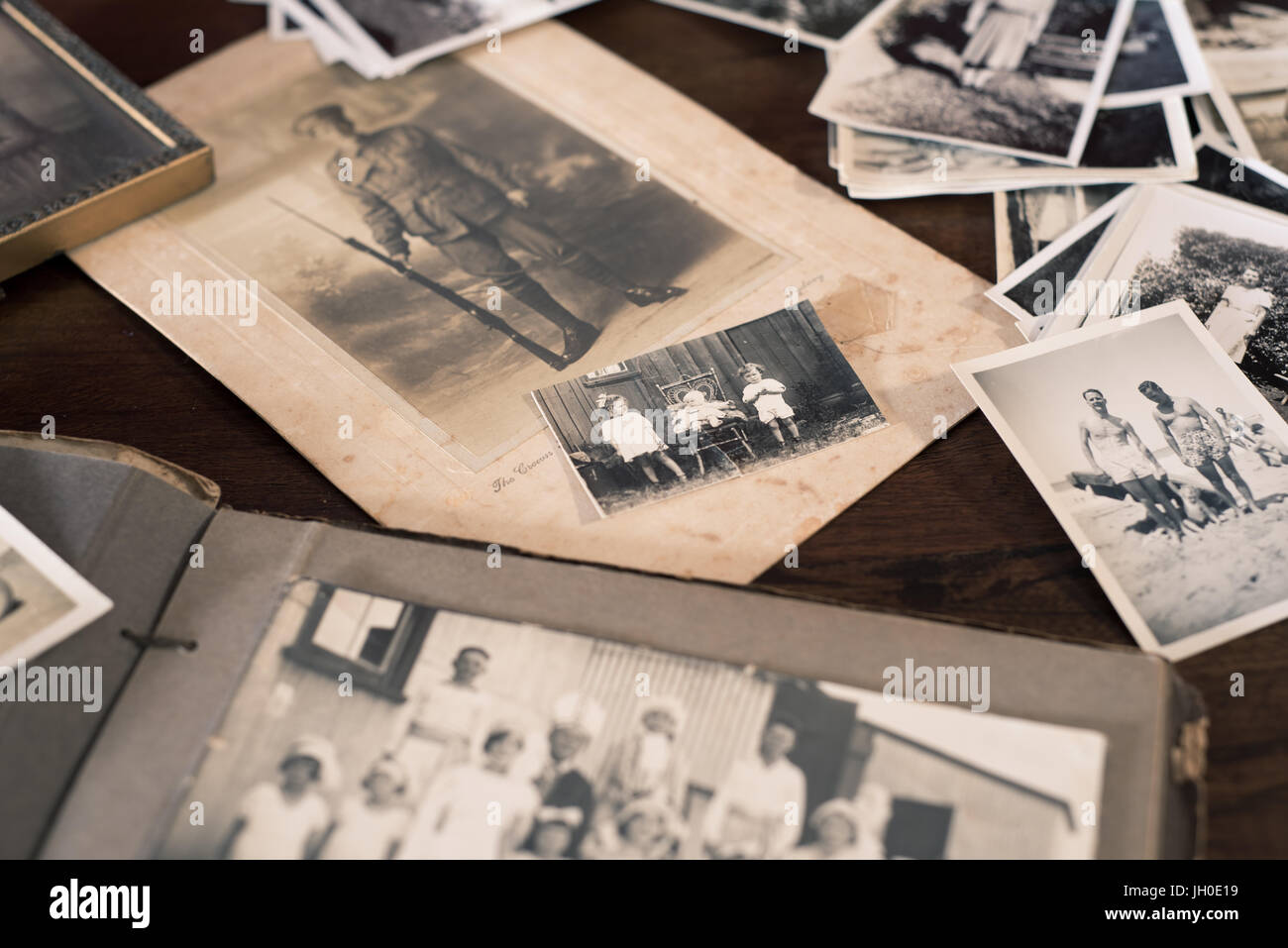 Alte Familienfotos oder Fotoalbum mit schwarz / weiß Bilder. Retro und Vintage. Historische australische Orte und Menschen. Stockfoto