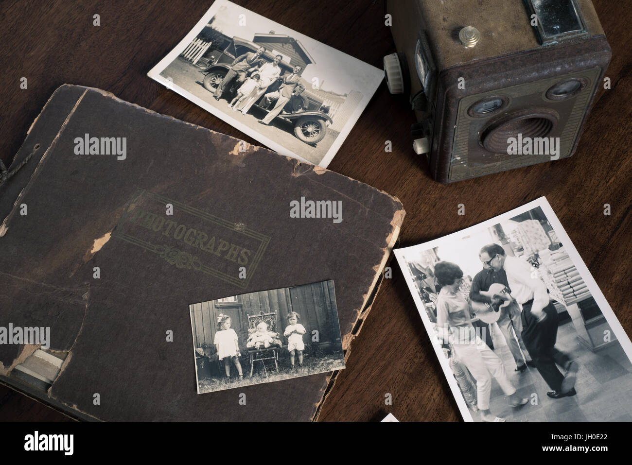 Alte Kodak Brownie Kamera mit alten schwarz-weiß Familienfotos. Geschichte und Herkunft Familienbilder. Stockfoto