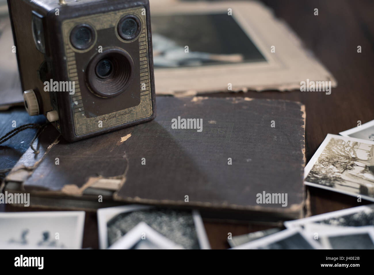 Alte Kodak Brownie Kamera mit alten schwarz-weiß Familienfotos. Geschichte und Herkunft Familienbilder. Stockfoto