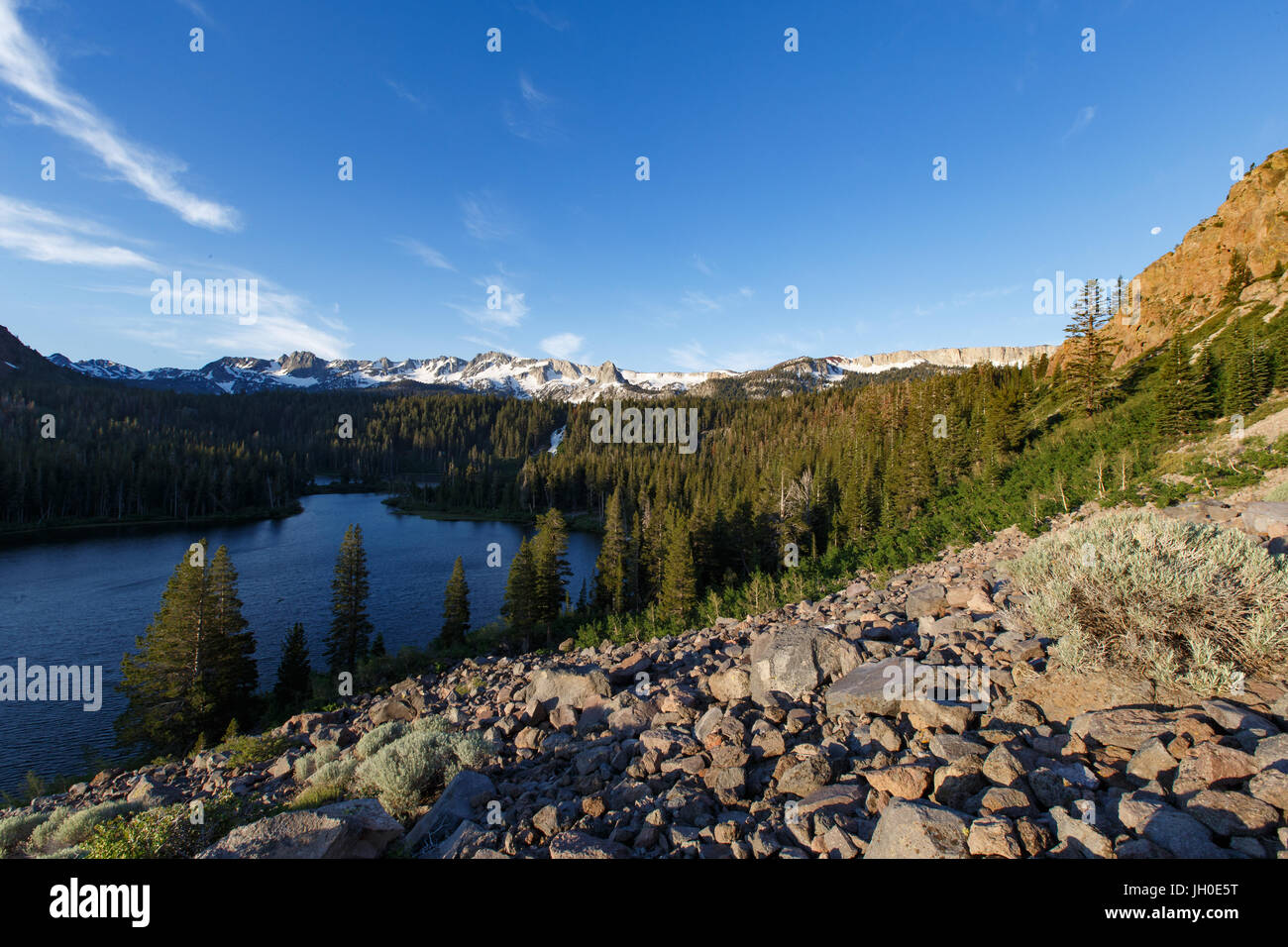 Eine morgendliche Aussicht Twin Lakes und der Mammut-Crest-Bergkette im kalifornischen Mammoth Lakes Becken. Stockfoto