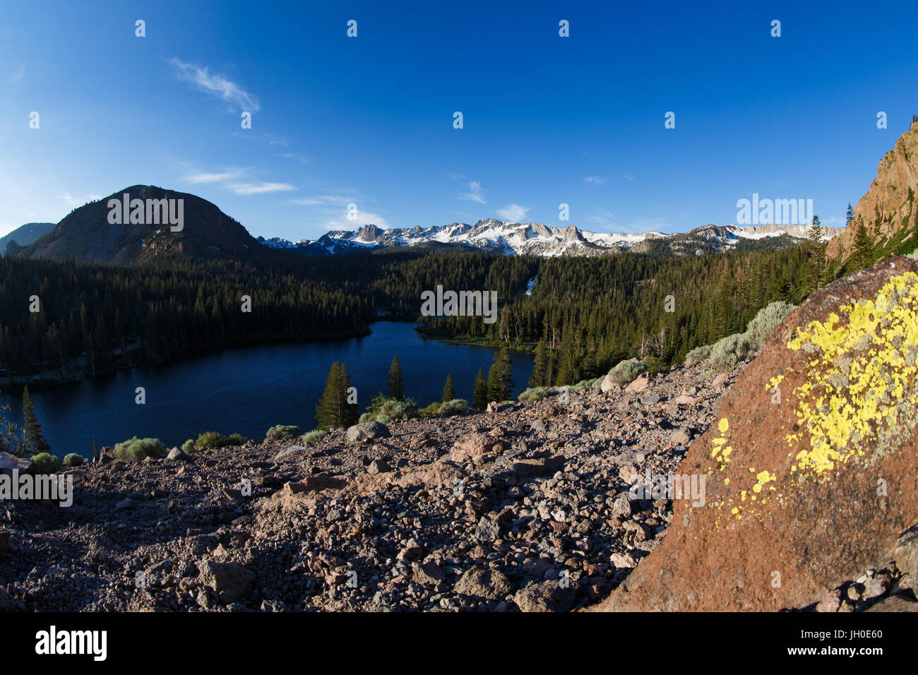 Eine morgendliche Aussicht Twin Lakes und der Mammut-Crest-Bergkette im kalifornischen Mammoth Lakes Becken. Stockfoto