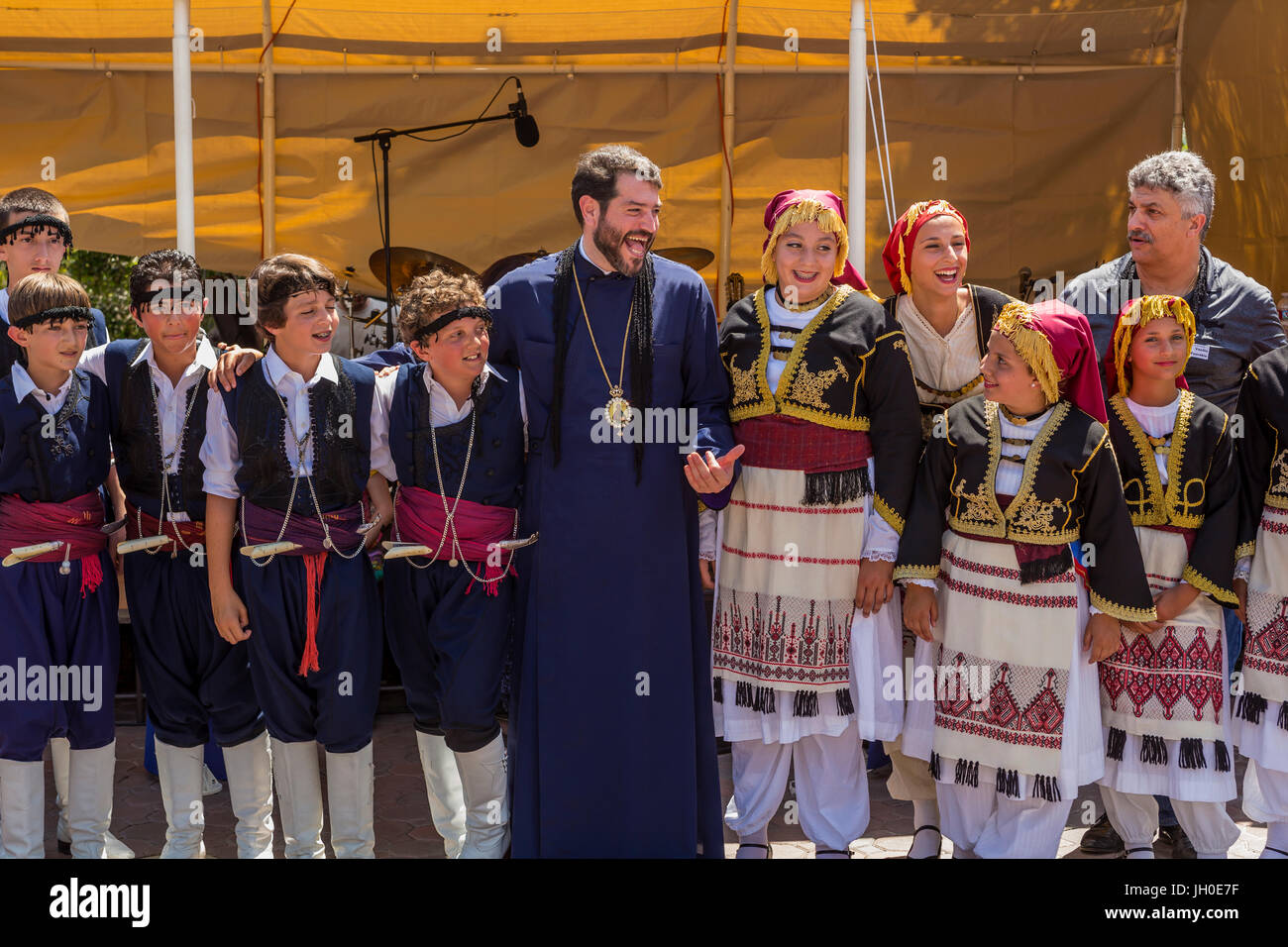 Griechisch-amerikanischen Mädchen, griechisch-amerikanischen jungen, griechisch-orthodoxen Priester, Marin griechische Festival, Stadt der Novato, Marin County, Kalifornien Stockfoto