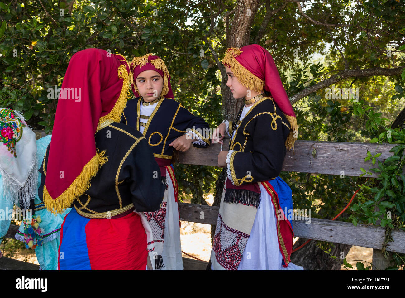 3, 3, griechisch-amerikanischen Mädchen, reden, griechische Volkstänzer, Tracht, Marin griechische Festival, Stadt Novato, Marin County, Kalifornien Stockfoto