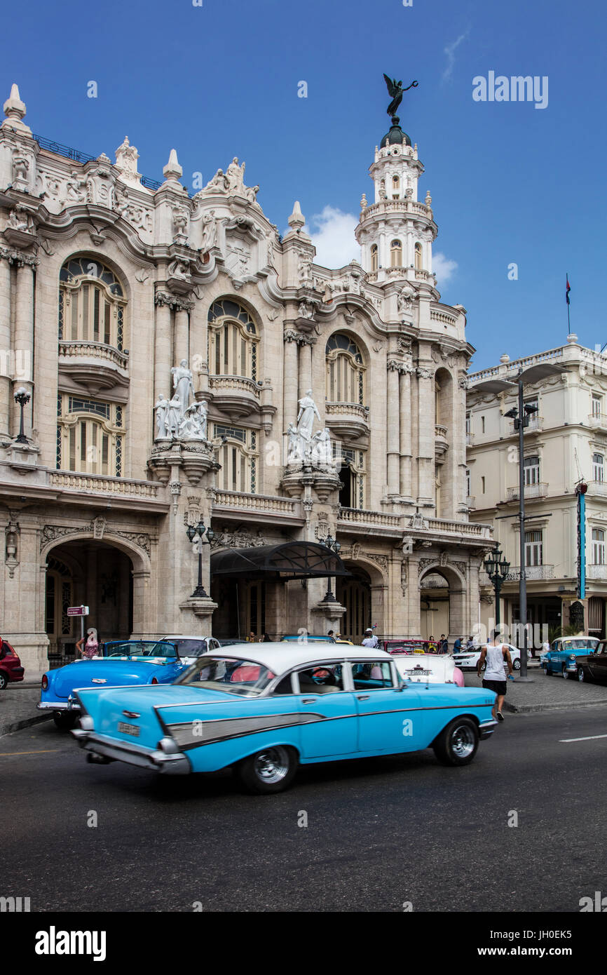 Amerikanische Wagen dienen als Taxis vor der GRAND TEATRO DE HABANA - Havanna, Kuba Stockfoto