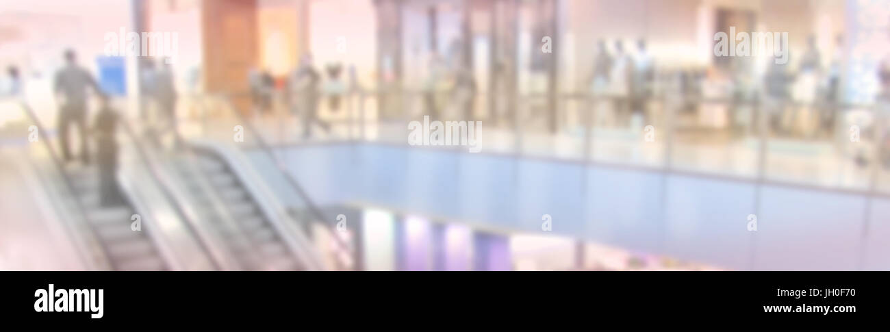 Abstrakte verschwommene Einkaufszentrum Hintergrund Banner mit Menschen im bokeh Stockfoto
