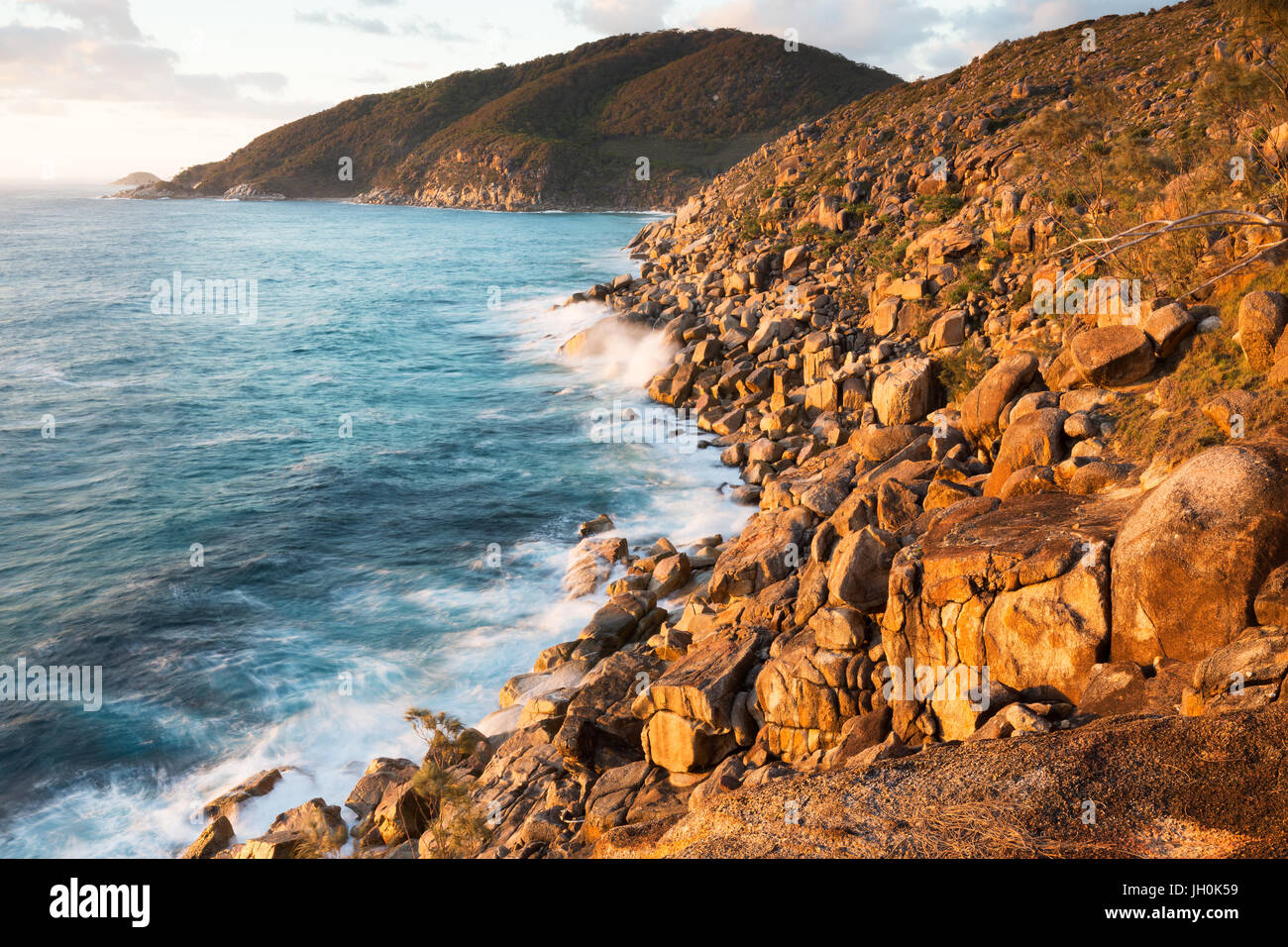 Eine robuste weite unberührte Küste bei Sonnenaufgang im Osten Australiens. Stockfoto