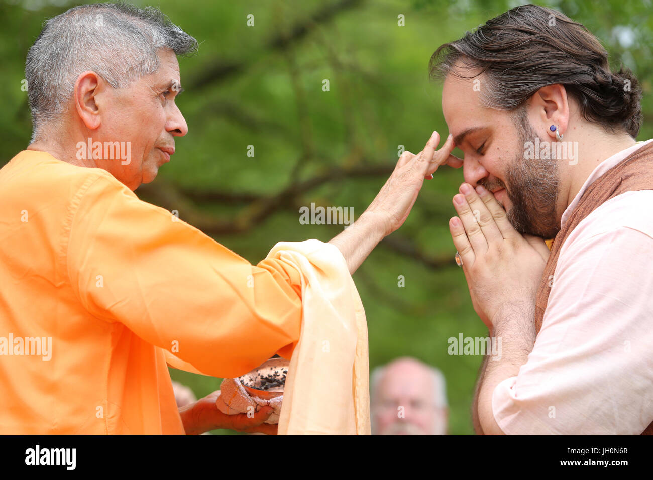 Am Ende ein Homa Feuerzeremonie breitet sich Swami Veetamohanda Asche auf der Stirn der Gläubigen in der Ramakrishna vedantischen Mitte. Gretz. Frankreich. Stockfoto
