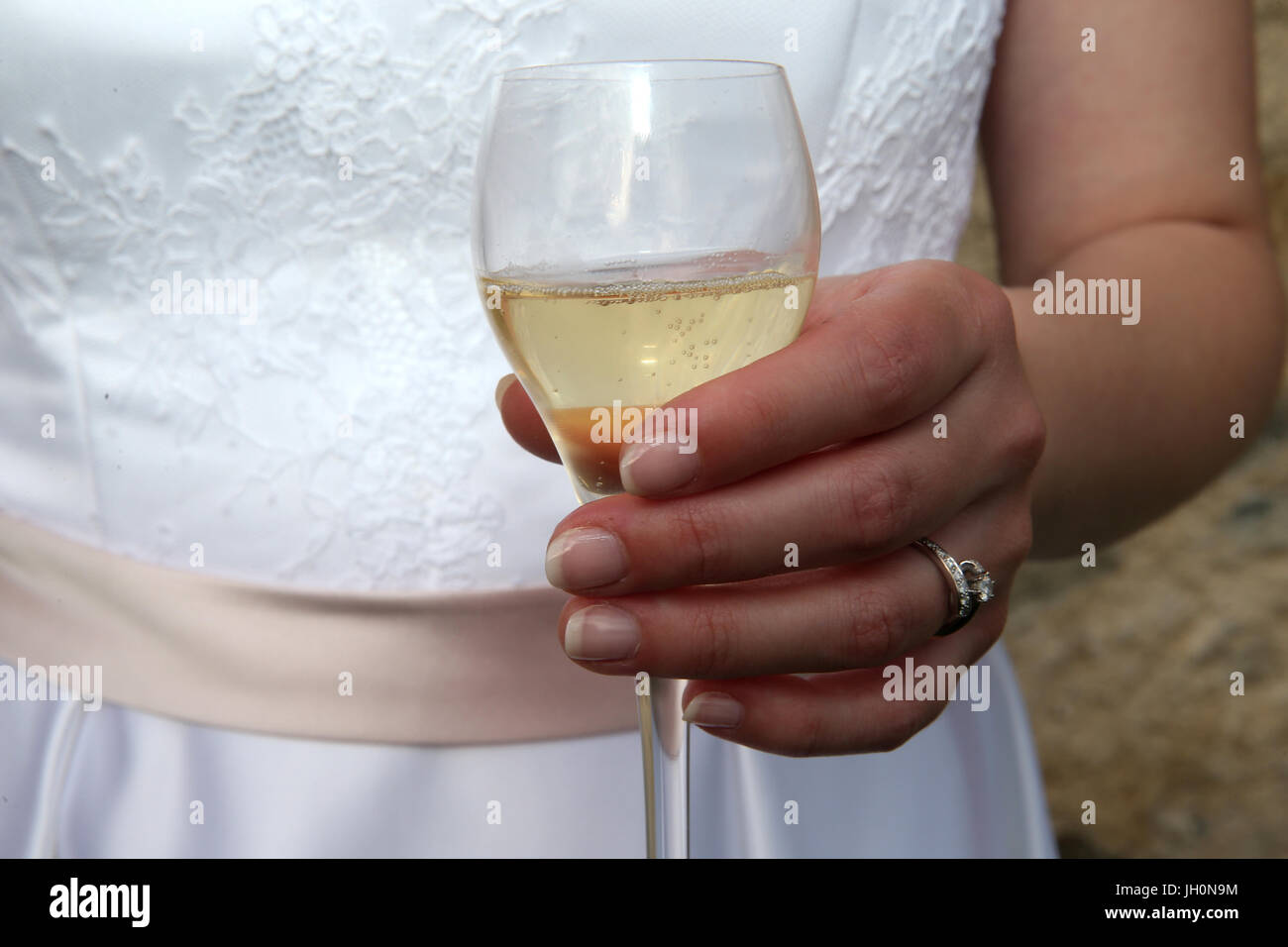 Braut hält ein Glas Champagner. Frankreich. Stockfoto