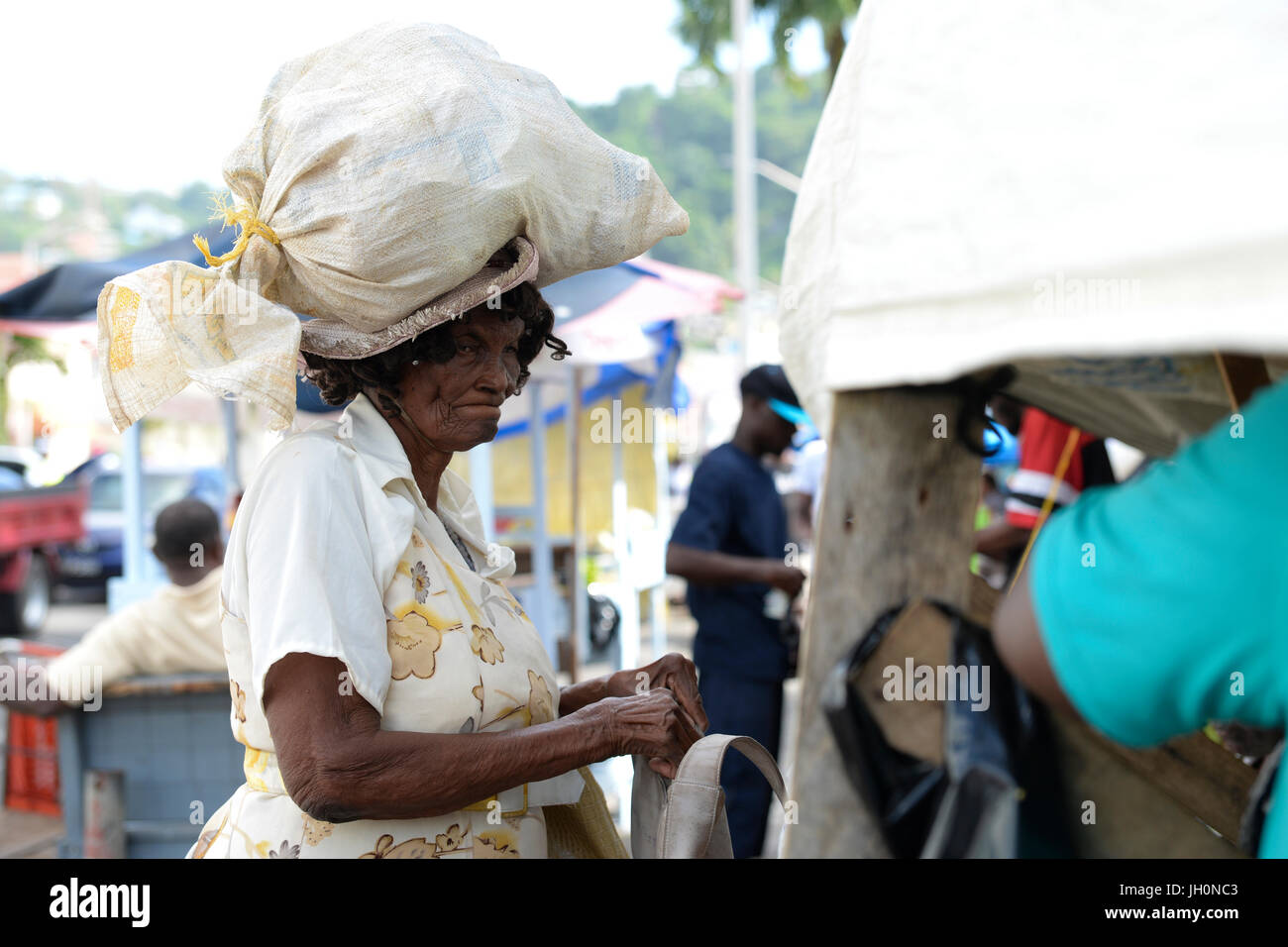 Lokale Dame aus Kingstown, St. Vincent & die Grenadinen, Karibik, meschotschek auf dem Kopf balancieren Stockfoto