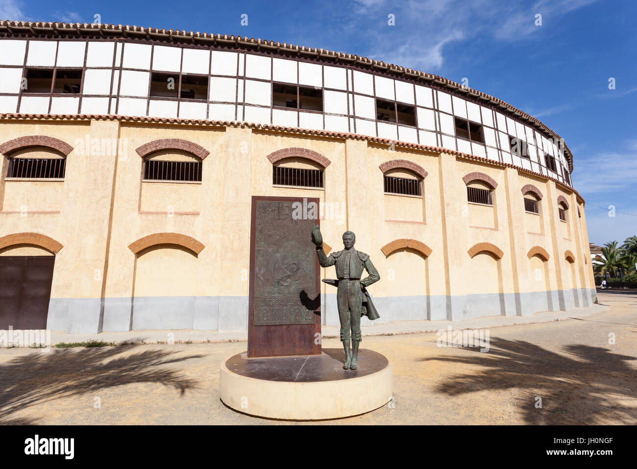 Lorca, Spanien - 29. Mai 2017: Historische Stierkampfarena in Lorca mit Denkmal der berühmten Torero Pepin Jimenez. Provinz Murcia, Spanien Stockfoto