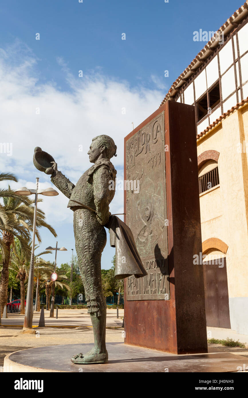Lorca, Spanien - 29. Mai 2017: Historische Stierkampfarena in Lorca mit Denkmal der berühmten Torero Pepin Jimenez. Provinz Murcia, Spanien Stockfoto
