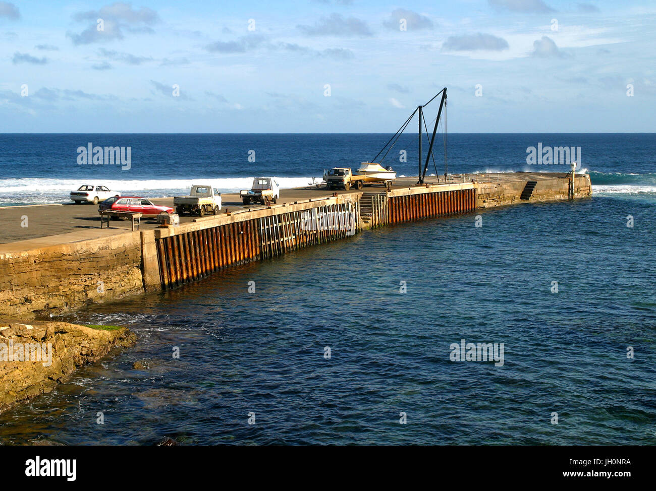 Boot, vom LKW auf Kingston Wharf in Schlachtung Bucht auf Norfolk Island aufgehoben werden Stockfoto