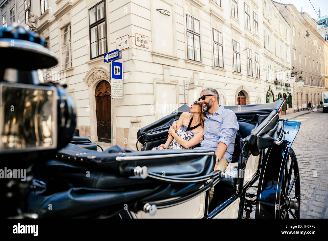 Touristen Mit Einer Kutsche, Sogenannter "FIAKER" in der Wiener Innenstadt, Erster Bezirk (Innere Stadt), Wien, Österreich Stockfoto