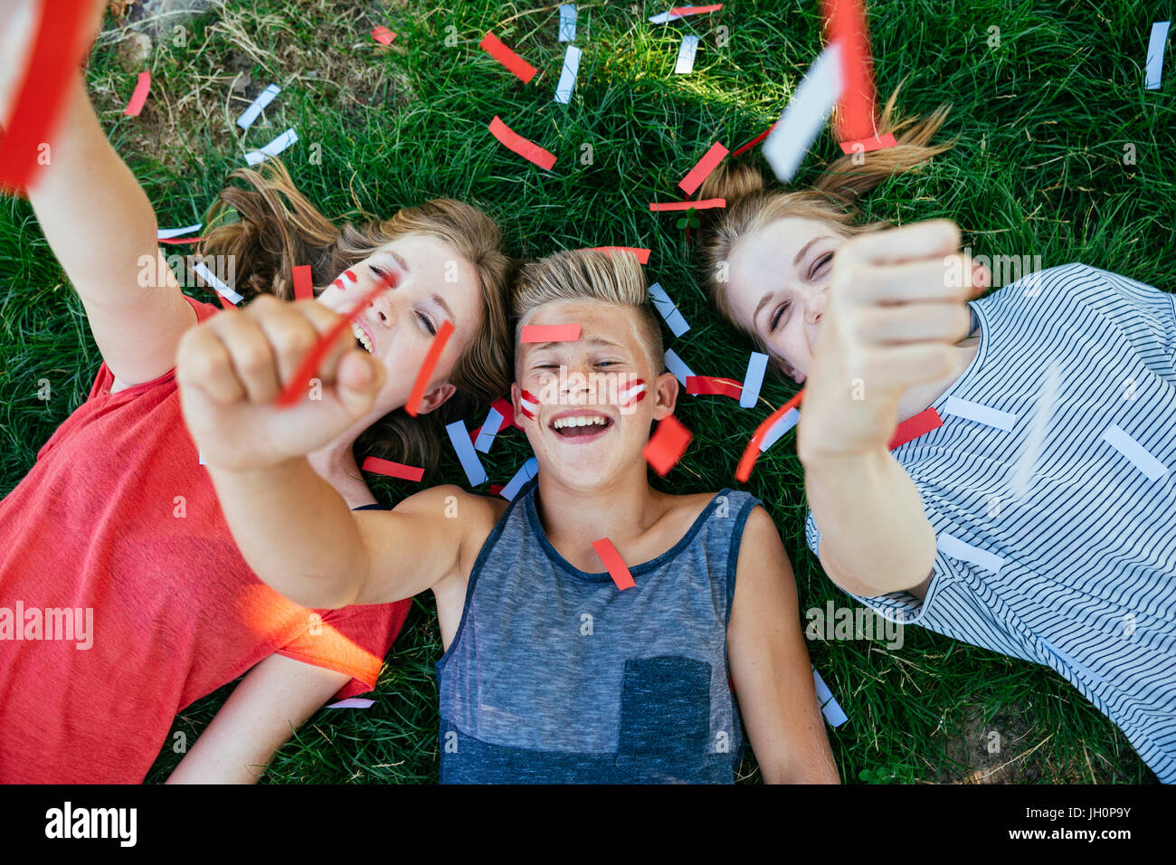 Österreich Fans mit Farben im Gesicht feiern, Wien, Österreich Stockfoto