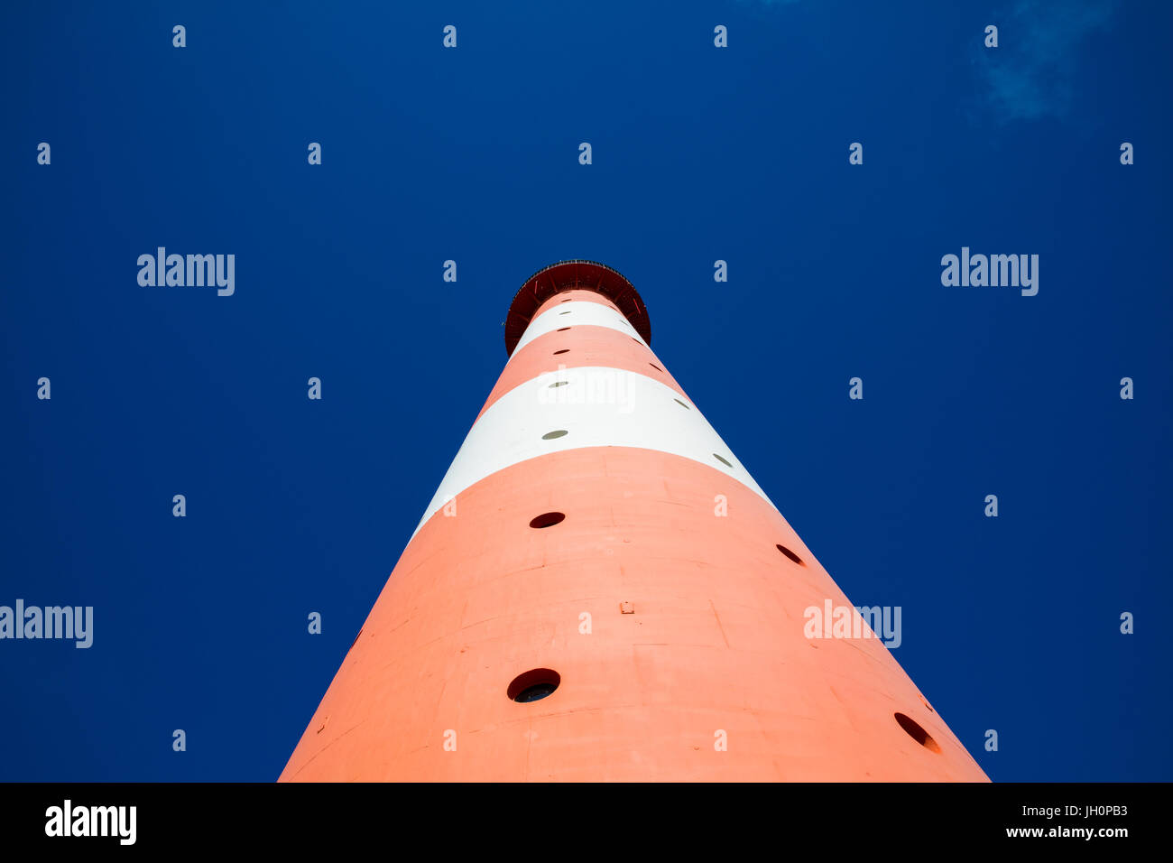 Hoher Kontrast von der blaue Himmel und die rot weißen Leuchtturm in Westerhever in Deutschland Stockfoto