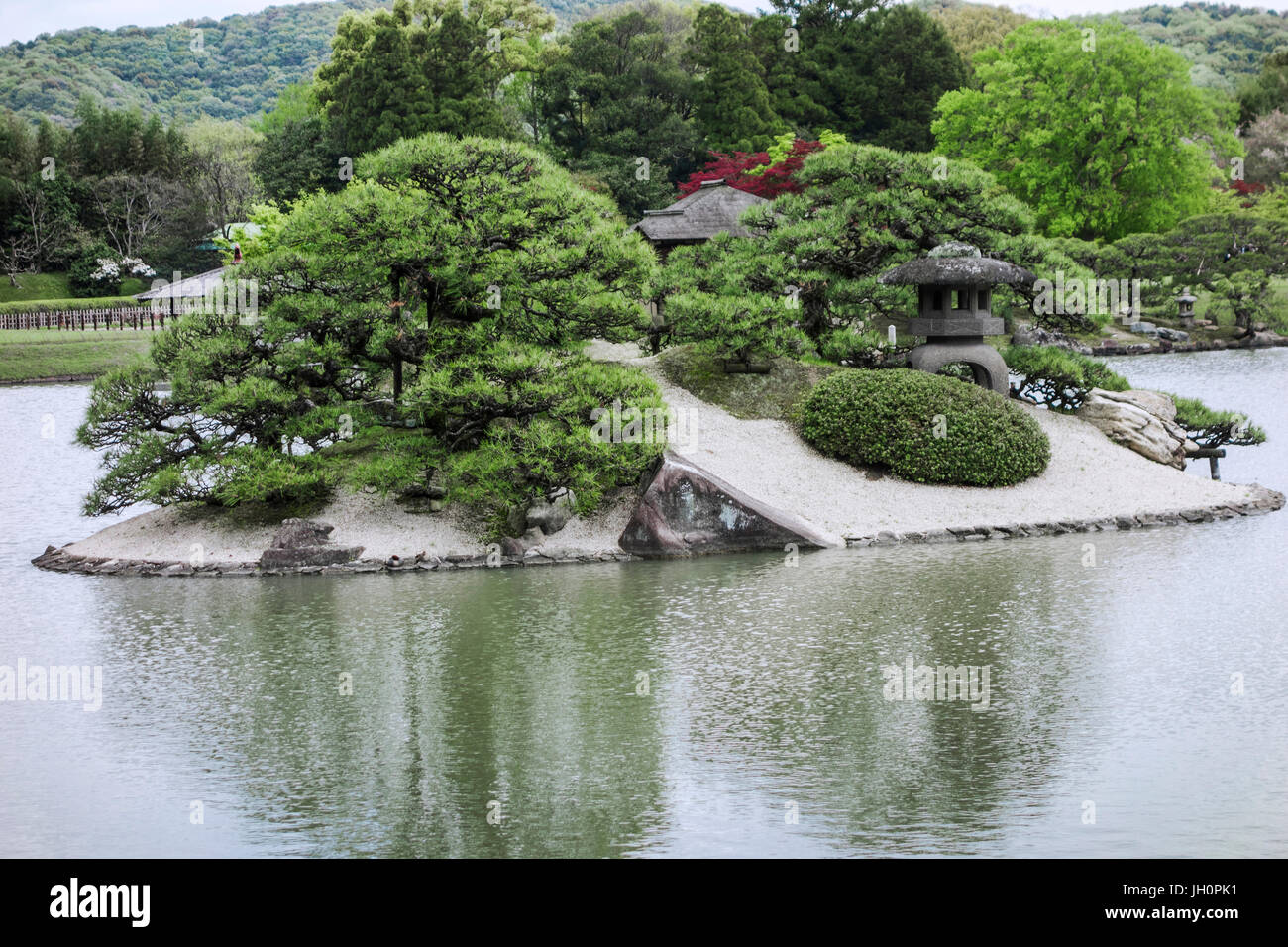 Korakuen Garten Okayama, Sawa-keine-Ike-Teich, Yuishinzan Hügel. Stockfoto