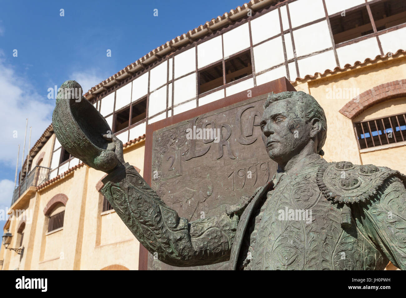 Lorca, Spanien - 29. Mai 2017: Historische Stierkampfarena in Lorca mit Denkmal der berühmten Torero Pepin Jimenez. Provinz Murcia, Spanien Stockfoto